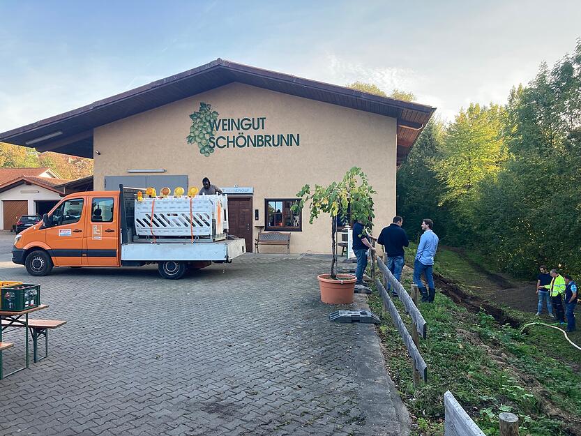 In unmittelbarer Nähe der Stelle, wo es zu dem Rohrbruch einer Hauptwasserleitung gekommen ist, befindet sich der Weinverkauf des Weinguts Schönbrunn.