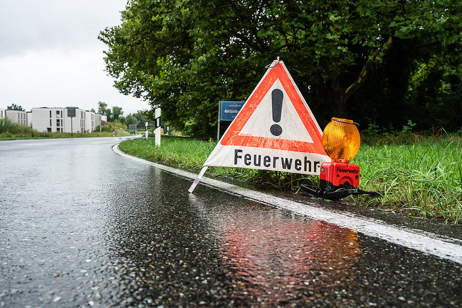 Ein Warnhinweis der Feuerwehr steht an der  Landstraße 220 zwischen Böhringen und Überlingen Am Ried im Landkreis Konstanz. Die Straße ist nach Starkregen überschwemmt.