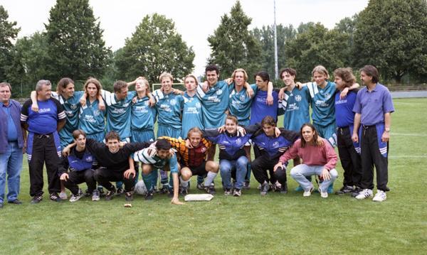 07.07.1996: Gruppenbild nach dem DFB-Pokal Halbfinale gegen 1860 München. 07.07.1996: Gruppenbild nach dem DFB-Pokal Halbfinale gegen 1860 München.