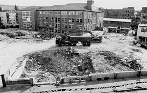 1991 wird der Gro&szlig;teil der Fabrikanalgen von Mayer-Kuvert abgerissen. Ein Teil der historischen Gr&uuml;nderzeitfassade bleibt erhalten und wird in den Neubau integriert.