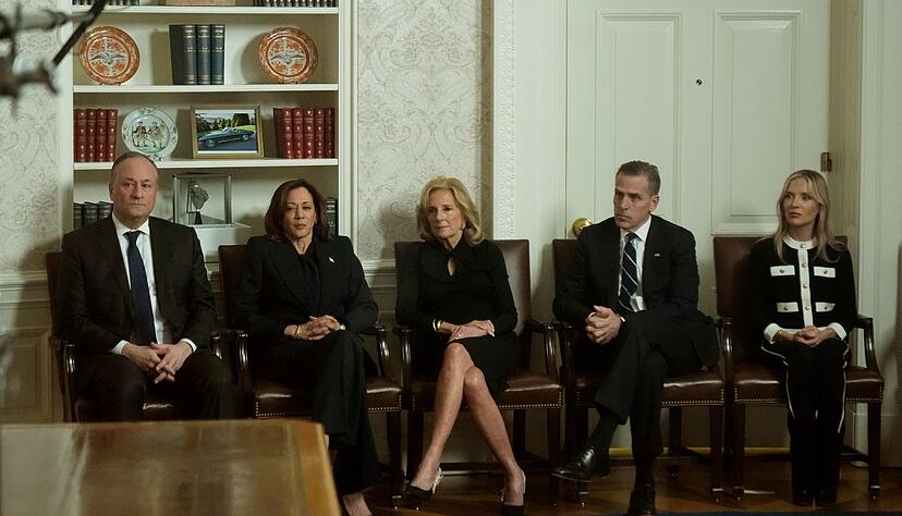Bidens Vize Kamala Harris, First Lady Jill Biden und andere Vertraute verfolgten die Rede im Oval Office.