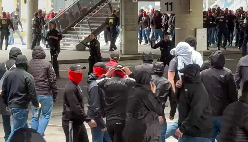 Vor dem Spiel des FC Bayern gegen den VfB Stuttgart kam es zu einer Schl&auml;gerei zwischen rivalisierenden Fans.