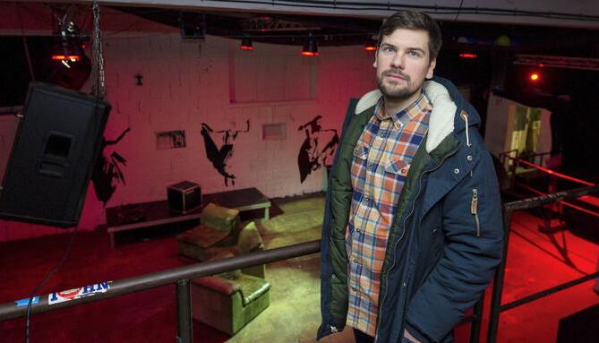 Michael Brähne im Heilbronner Mobilat Club. Dort veranstaltet der 35-Jährige seit zwölf Jahren Partys und Konzerte − inzwischen auch mit Künstlern, die er beim eigenen Label unter Vertrag hat.
Foto: Dennis Mugler Michael Brähne im Heilbronner Mobilat Club. Dort veranstaltet der 35-Jährige seit zwölf Jahren Partys und Konzerte − inzwischen auch mit Künstlern, die er beim eigenen Label unter Vertrag hat.
Foto: Dennis Mugler