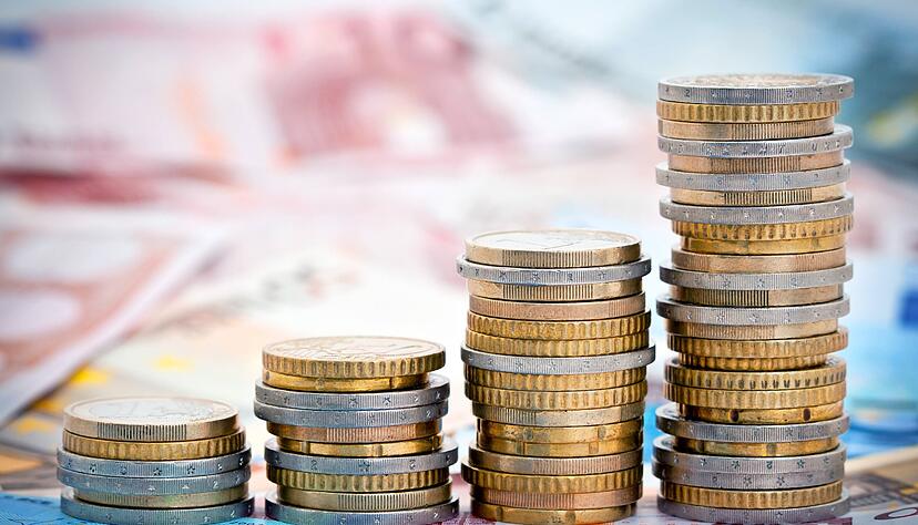 Die M&uuml;nzen t&uuml;rmen sich niedriger: Der Hohenlohekreis erwartet 2023 eine um sechs Millionen Euro geringere Einnahme aus der Kreisumlage.
Foto: AdobeStock