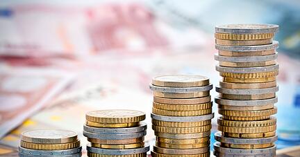 Die Münzen türmen sich niedriger: Der Hohenlohekreis erwartet 2023 eine um sechs Millionen Euro geringere Einnahme aus der Kreisumlage.
Foto: AdobeStock Die Münzen türmen sich niedriger: Der Hohenlohekreis erwartet 2023 eine um sechs Millionen Euro geringere Einnahme aus der Kreisumlage.
Foto: AdobeStock