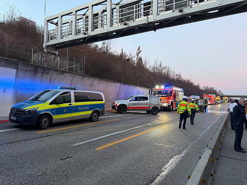 Etliche Fahrzeuge der Einsatzkr&auml;fte sperren den Engelbergtunnel auf der A81 ab.