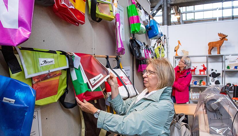Bunter Blickfang auf der Buga-Ausstellung mit Produkten aus Haftanstalten: ein Stand mit Taschen aus Reifenplanen, hinten Tierfiguren aus Holz. 
Foto: Mario Berger