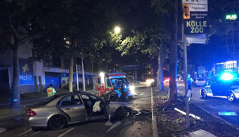 Rettungskräfte und die Polizei am Unfallort. Fotos: Heike Kinkopf