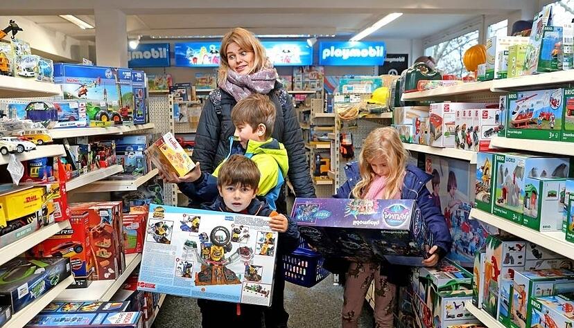 Viola Wenger lässt sich von ihren Kindern Nathanael, Naemi und Aaron bei Spielwaren Wiedmann in Heilbronn zu Geschenken inspirieren.