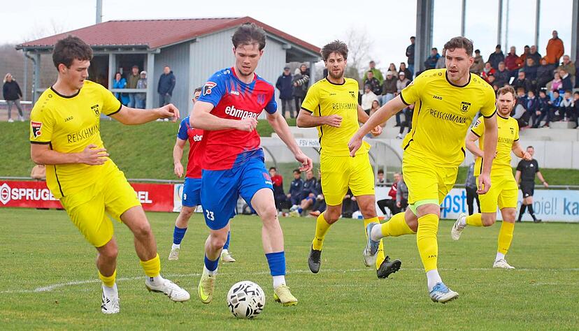 Die Hollenbacher mit Niklas D&ouml;rr (Zweiter von links) hatten gegen Ravensburg auch einige gute Offensivaktionen.