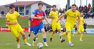 Die Hollenbacher mit Niklas D&ouml;rr (Zweiter von links) hatten gegen Ravensburg auch einige gute Offensivaktionen.