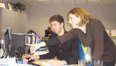 Die englische Kollegin Katie Rawlinson erkl&auml;rt Florian Bader, wie der Maschinen-Transport nach England &uuml;berwacht wird.Foto: Ziehl-Abegg