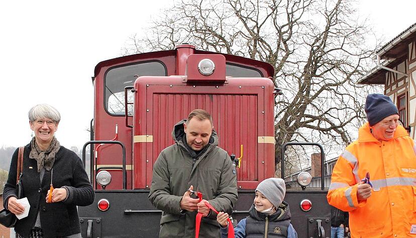 Freudentag für die Jagsttalbahnfreunde: Am 19. November 2021 gab Dörzbachs Bürgermeister Andy Kümmerle den ersten Streckenabschnitt der Museumsbahn frei.