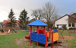 Der gro&szlig;z&uuml;gige Au&szlig;enbereich am Kindergarten Gaisbach wird sich voraussichtlich verkleinern. Eine Erweiterung des Kindergartengeb&auml;udes ist hier geplant.
