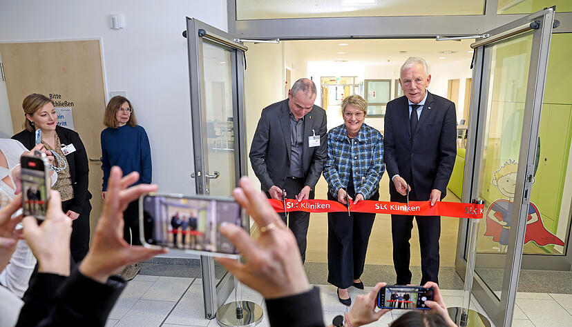 Freuen sich über einen gelungenen Umbau der psychosomatischen Station in der SLK-Kinderklinik (von links): Ralf Klenk, Dr. Birgit Stock und der Heilbronner Oberbürgermeister Harry Mergel.