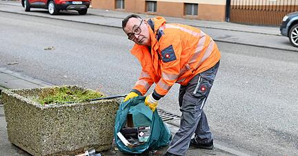 Überschaubar war der Müll, den Heiko Siess und seine Kollegen am ersten Arbeitstag nach dem Jahreswechsel einsammeln mussten.
Foto: Peter Klotz Überschaubar war der Müll, den Heiko Siess und seine Kollegen am ersten Arbeitstag nach dem Jahreswechsel einsammeln mussten.
Foto: Peter Klotz