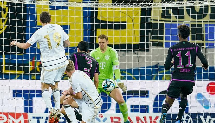 Marcel Gaus (l) schoss Saarbrücken in der Nachspielzeit zum Sieg gegen die Bayern. Marcel Gaus (l) schoss Saarbrücken in der Nachspielzeit zum Sieg gegen die Bayern.