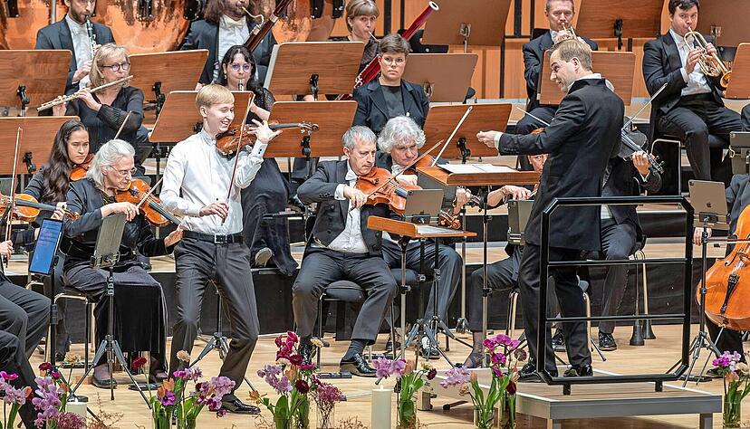 Young Artist Hans Christian Aavik im musikalischen Zwiegespräch mit WKO-Chefdirigent Risto Joost und dem glänzend aufgelegten, differenziert virtuosen Orchester beim Neujahrskonzert in der Harmonie Heilbronn. Young Artist Hans Christian Aavik im musikalischen Zwiegespräch mit WKO-Chefdirigent Risto Joost und dem glänzend aufgelegten, differenziert virtuosen Orchester beim Neujahrskonzert in der Harmonie Heilbronn.