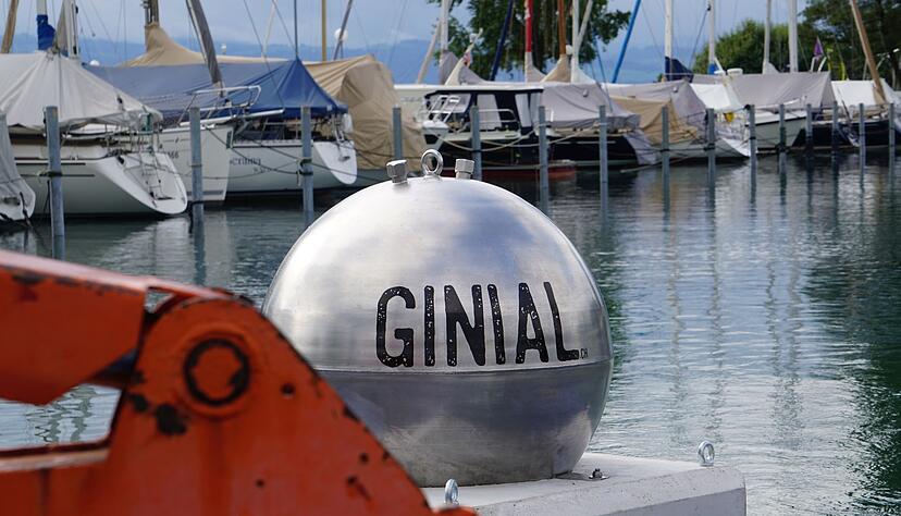 Eine riesige Edelstahlkugel voller Gin liegt auf einem Podest, bevor sie im Bodensee versenkt wird.