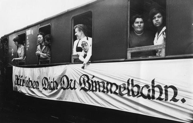 Am 3. Mai 1964 gibt es schließlich ein Fest zum Abschied von der "Bimmelbahn". Mit Transparenten drückt die Bevölkerung ihre Sympathie aus, aber auch die Vorfreude auf die neue Bahn.