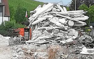 Die Betonteile t&uuml;rmen sich. Sie werden derzeit abgefahren.