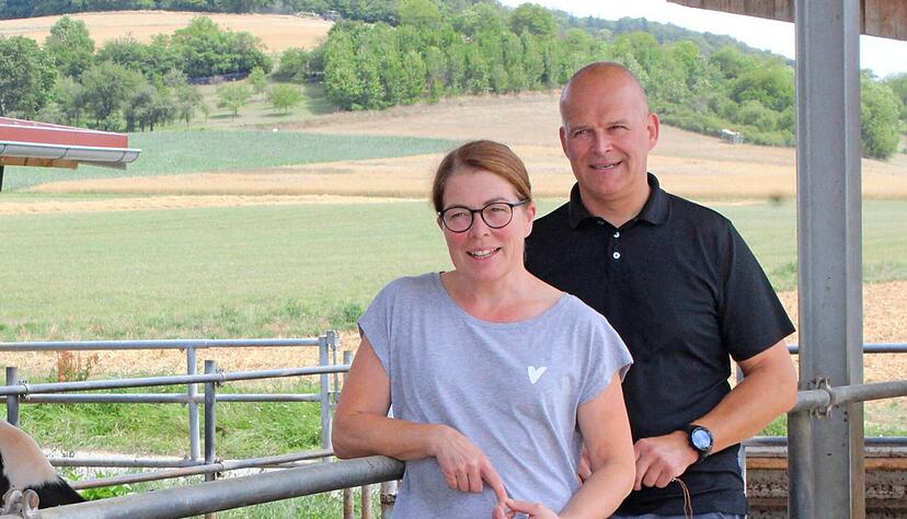 Auf ihrem Weg zur eigenen Hofmolkerei auf dem Milchviehbetrieb ihres Bruders wurde Karin Reuther-Gruschka tatkräftig von Ehemann Sven Gruschka unterstützt. Der gebürtige Niedersachse arbeitet nach wie vor als Textiltechniker.
Foto: Renate Väisänen Auf ihrem Weg zur eigenen Hofmolkerei auf dem Milchviehbetrieb ihres Bruders wurde Karin Reuther-Gruschka tatkräftig von Ehemann Sven Gruschka unterstützt. Der gebürtige Niedersachse arbeitet nach wie vor als Textiltechniker.
Foto: Renate Väisänen