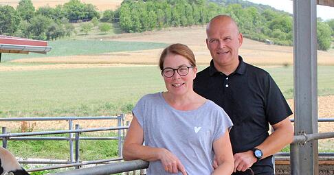 Auf ihrem Weg zur eigenen Hofmolkerei auf dem Milchviehbetrieb ihres Bruders wurde Karin Reuther-Gruschka tatkr&auml;ftig von Ehemann Sven Gruschka unterst&uuml;tzt. Der geb&uuml;rtige Niedersachse arbeitet nach wie vor als Textiltechniker.
Foto: Renate V&auml;is&auml;nen