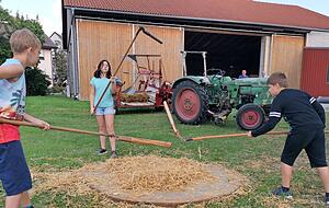 Nur mal mächtig reinhauen! Bei den Vorbereitungen zum Dreschschuppenfest schnappt sich in Goggenbach auch die Jugend gerne die Flegel.
Foto: Archiv/Färber Nur mal mächtig reinhauen! Bei den Vorbereitungen zum Dreschschuppenfest schnappt sich in Goggenbach auch die Jugend gerne die Flegel.
Foto: Archiv/Färber