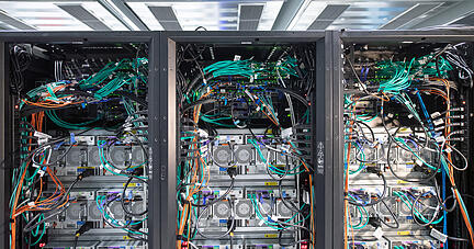 Ein Hochleistungscomputer mit dem neuronale Netze berechnet werden stehen in einem H&ouml;chstleistungsrechenzentrum. Die Landesregierung will in Baden-W&uuml;rttemberg bald einen sogenannten Innovationspark f&uuml;r k&uuml;nstliche Intelligenz aufbauen.(zu dpa: &laquo;Kabinett d&uuml;rfte Heilbronn als Standort f&uuml;r KI-Park ausw&auml;hlen&raquo;) +++ dpa-Bildfunk +++