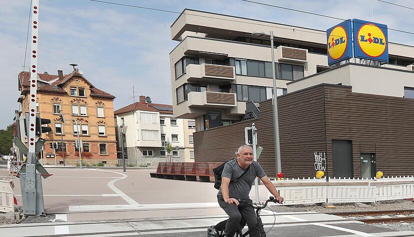 Endlich fertig: Der Bahnübergang am Sonnenbrunnen, der nur noch für Radfahrer und Fußgänger frei ist.
Fotos. Andreas Veigel