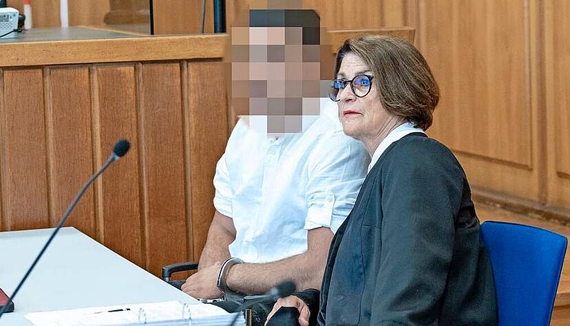 Der Angeklagte gibt die Passwörter für sein iPhone und sein MacBook nicht bekannt. "Wir geben nichts heraus", sagt Anwältin Anke Stiefel-Bechdolf.