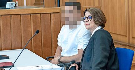 Der Angeklagte gibt die Passwörter für sein iPhone und sein MacBook nicht bekannt. "Wir geben nichts heraus", sagt Anwältin Anke Stiefel-Bechdolf. Der Angeklagte gibt die Passwörter für sein iPhone und sein MacBook nicht bekannt. "Wir geben nichts heraus", sagt Anwältin Anke Stiefel-Bechdolf.