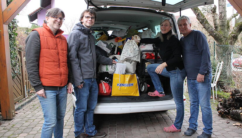 Kirsten und Andreas Rudolf (rechts) aus Schwaigern-Massenbach helfen: F&uuml;r die Obdachlosenhilfe Heilbronn haben sie in den sozialen Medien Aufrufe gestartet und um mit Lebensmitteln und Hygieneartikel gef&uuml;llte Stoffbeutel gebeten. Rund 140 Beutel sind dabei zusammengekommen. Kolja Andritsch (v.l.) und Michael Lendle von der Aufbaugilde bringen die Waren nach Heilbronn, wo sie an Weihnachten verteilt werden.