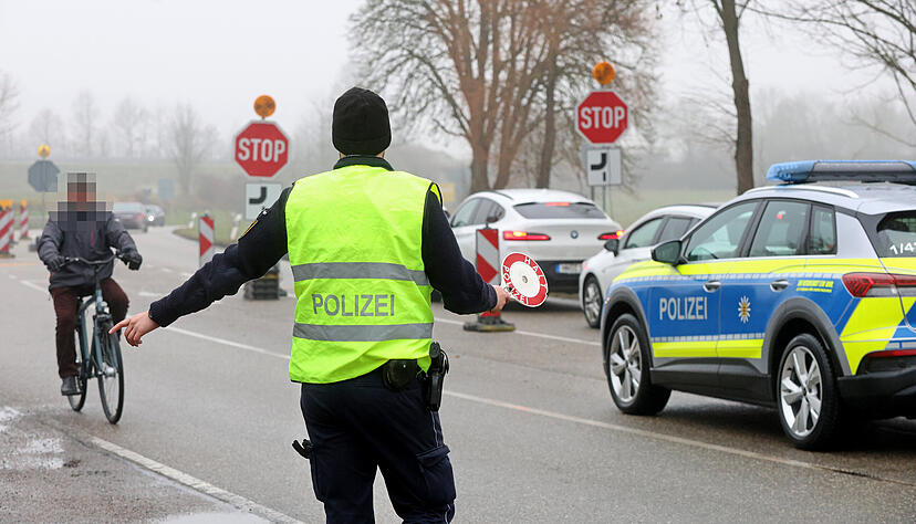Auch diesem Radfahrer ist das Stopp-Schild nicht aufgefallen. Der Streifenbeamte winkte ihn mit der Kelle heraus und verhängt ein Bußgeld über zehn Euro.