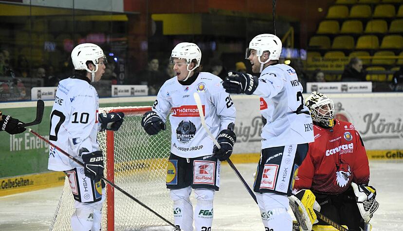 Nolan Ritchie (links) und Calder Anderson (Mitte) tragen trotz einer überragenden Saison 2024/2025 ein weiteres Jahr das Trikot der Heilbronner Falken.