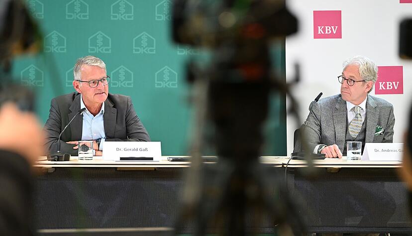 Die Chefs von Kassen&auml;rzten und Klinikbranche warnen vor l&auml;ngeren Wartezeiten.