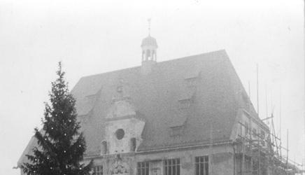 Zusammengestellt von Archiv und Dokumentation der Heilbronner Stimme 
Wo vor dem Zweiten Weltkrieg über 50 Händler ihre Ware auf dem Heilbronner Marktplatz anbieten, baut Anfang der 1950er Jahre eine einzelne Marktfrau ihren Stand auf. 1948 eröffnet der Wochenmarkt auf dem Wollhausplatz wieder. Zusammengestellt von Archiv und Dokumentation der Heilbronner Stimme 
Wo vor dem Zweiten Weltkrieg über 50 Händler ihre Ware auf dem Heilbronner Marktplatz anbieten, baut Anfang der 1950er Jahre eine einzelne Marktfrau ihren Stand auf. 1948 eröffnet der Wochenmarkt auf dem Wollhausplatz wieder.