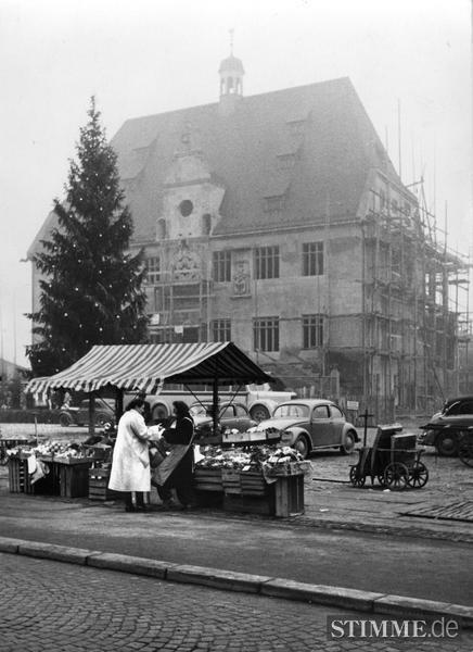 Zusammengestellt von Archiv und Dokumentation der Heilbronner Stimme 
Wo vor dem Zweiten Weltkrieg über 50 Händler ihre Ware auf dem Heilbronner Marktplatz anbieten, baut Anfang der 1950er Jahre eine einzelne Marktfrau ihren Stand auf. 1948 eröffnet der Wochenmarkt auf dem Wollhausplatz wieder. Zusammengestellt von Archiv und Dokumentation der Heilbronner Stimme 
Wo vor dem Zweiten Weltkrieg über 50 Händler ihre Ware auf dem Heilbronner Marktplatz anbieten, baut Anfang der 1950er Jahre eine einzelne Marktfrau ihren Stand auf. 1948 eröffnet der Wochenmarkt auf dem Wollhausplatz wieder.