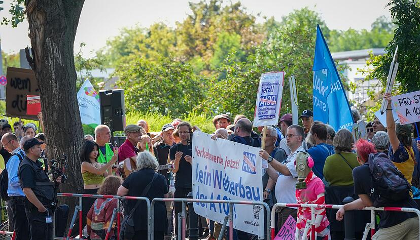 Rund 250 Gegnerinnen und Gegner der Verlängerung protestierten gegen die Inbetriebnahme. Rund 250 Gegnerinnen und Gegner der Verlängerung protestierten gegen die Inbetriebnahme.