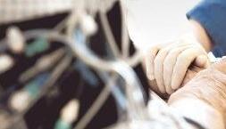 Wenn ein Leben auf Dauer nur noch an Maschinen m&ouml;glich ist, stellt sich vor allem bei alten Menschen die Frage nach dem Sinn. Das BGH-Urteil zur passiven Sterbehilfe hat die Diskussion neu entfacht.Foto: dpa