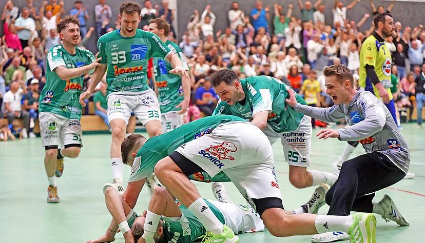 Alle Fleiner stürzen sich nach dem Siegtreffer in der Schlusssekunde auf den am Boden liegenden Kai Herrmann. "Das kannst du dir nicht ausmalen", sagte der 38-Jährige nach seinem letzten Spiel. Alle Fleiner stürzen sich nach dem Siegtreffer in der Schlusssekunde auf den am Boden liegenden Kai Herrmann. "Das kannst du dir nicht ausmalen", sagte der 38-Jährige nach seinem letzten Spiel.