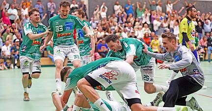 Alle Fleiner st&uuml;rzen sich nach dem Siegtreffer in der Schlusssekunde auf den am Boden liegenden Kai Herrmann. "Das kannst du dir nicht ausmalen", sagte der 38-J&auml;hrige nach seinem letzten Spiel.
Fotos: Ralf Seidel