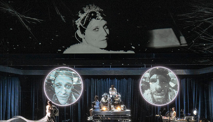 "Der Schneesturm" bei den Salzburger Festspielen: Sonja Bei&szlig;wenger, die am Heilbronner Theater als Statistin begann, oben auf dem Bildschirm und unten links mit Schleier unter dem Livevideo mit Schauspielkollege August Diehl.