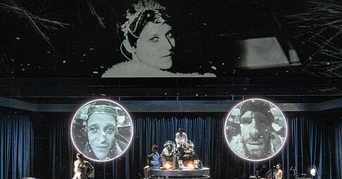 "Der Schneesturm" bei den Salzburger Festspielen: Sonja Beißwenger, die am Heilbronner Theater als Statistin begann, oben auf dem Bildschirm und unten links mit Schleier unter dem Livevideo mit Schauspielkollege August Diehl.