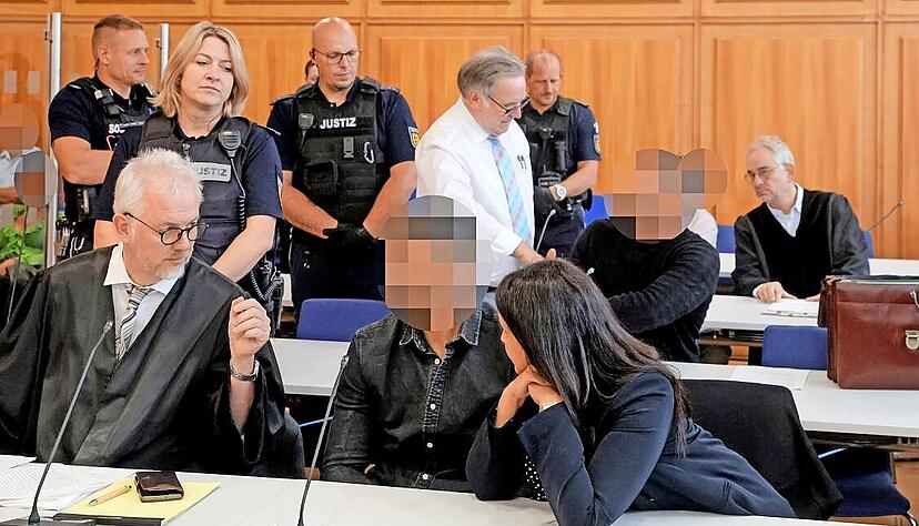 Weil sie im M&auml;rz eine Mutter und deren Sohn ausgeraubt und sexuell erniedrigt haben sollen, m&uuml;ssen sich drei Angeklagte vor dem Landgericht verantworten.