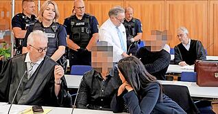 Drei Männer müssen sich vor dem Landgericht verantworten. Sie sollen im März eine Frau und deren Sohn in Bad Friedrichshall beraubt und sexuell gedemütigt haben.