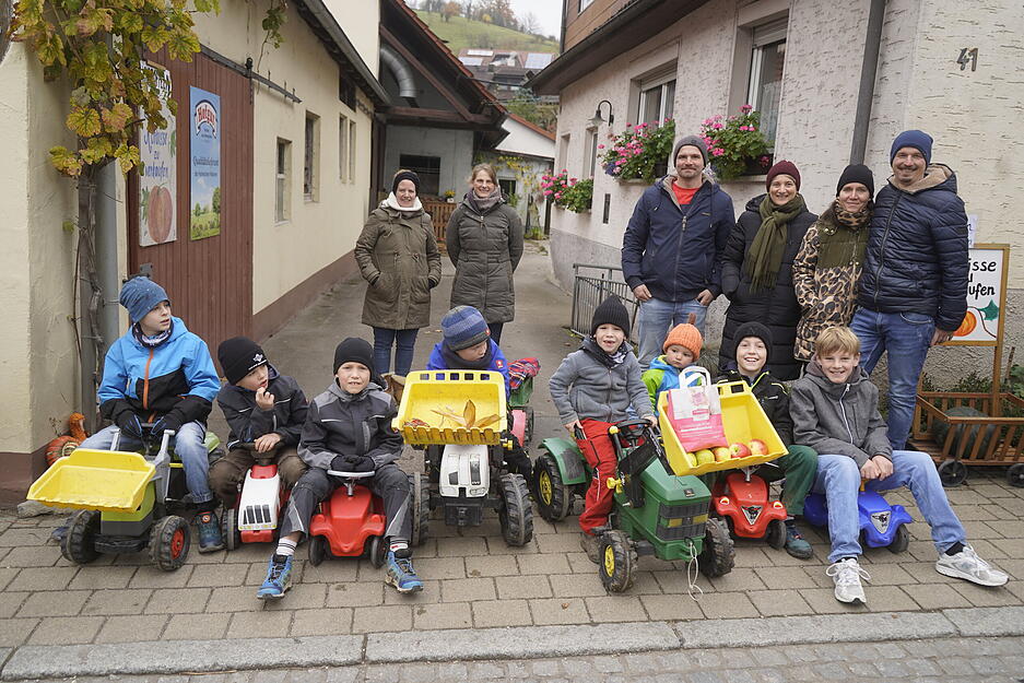 Große Traktoren und wie in diesem Fall kleinere Traktoren. Große Traktoren und wie in diesem Fall kleinere Traktoren.
