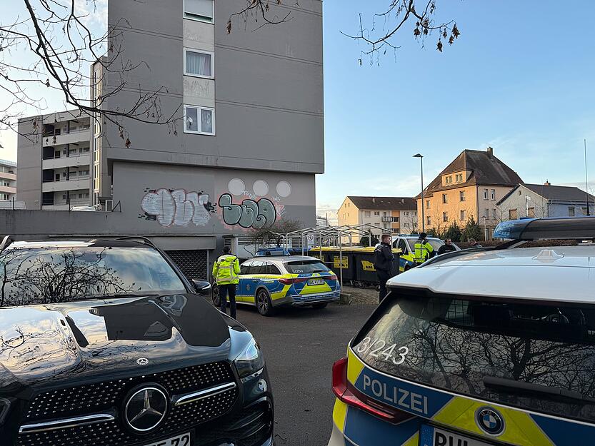 Die Polizei will dort ein Auto beschlagnahmen.
