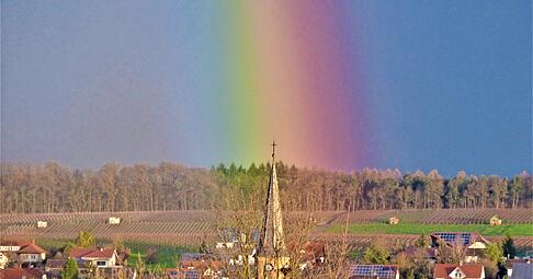 Unter dem Titel "Die Kirche unterm Regenbogen" hat Heimatreporter Konrad Schomerus dieses seltene Laune der Natur zusammen mit dem Gemminger Kirchturm in unser B&uuml;rgerportal meine.stimme eingestellt.
Foto: Heimatreporter Konrad Schomerus