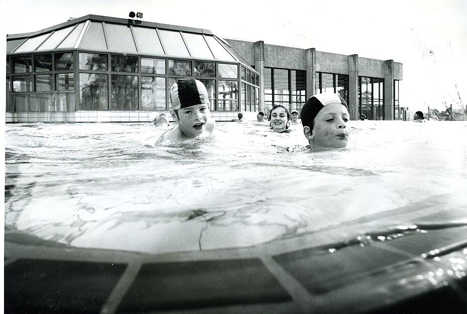 1983: Das ganze Jahr über Freibad-Spaß bietet das Sole-Hallenbad in Bad Rappenau. 1983: Das ganze Jahr über Freibad-Spaß bietet das Sole-Hallenbad in Bad Rappenau.